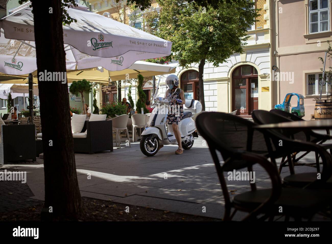 Belgrade, Serbie, 13 août 2020: Jeune femme avec scooter à moteur venant au café de rue Banque D'Images