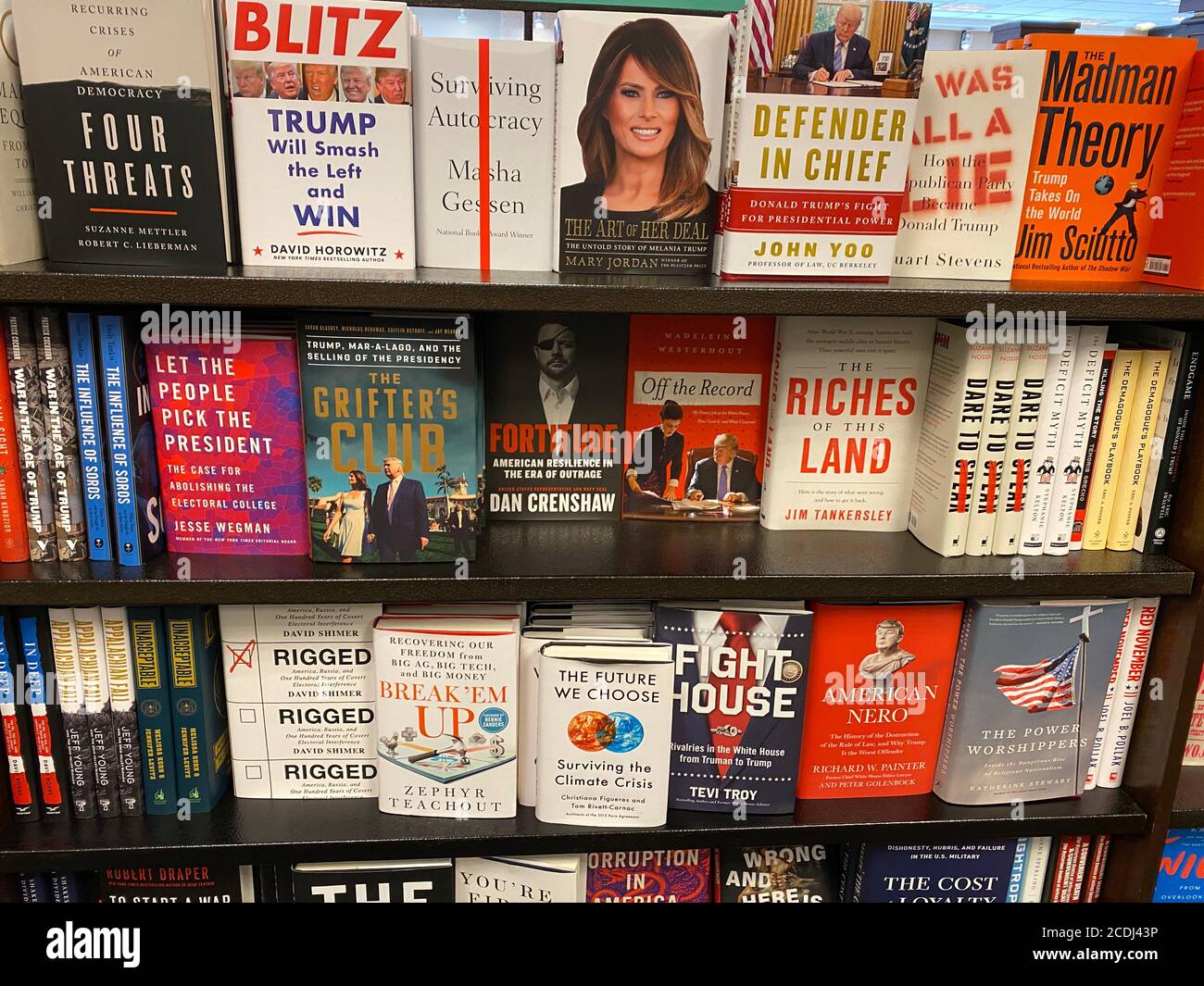 Livres sur le président Donald Trump et l'état de l'Amérique aujourd'hui dans une librairie de New York. Banque D'Images