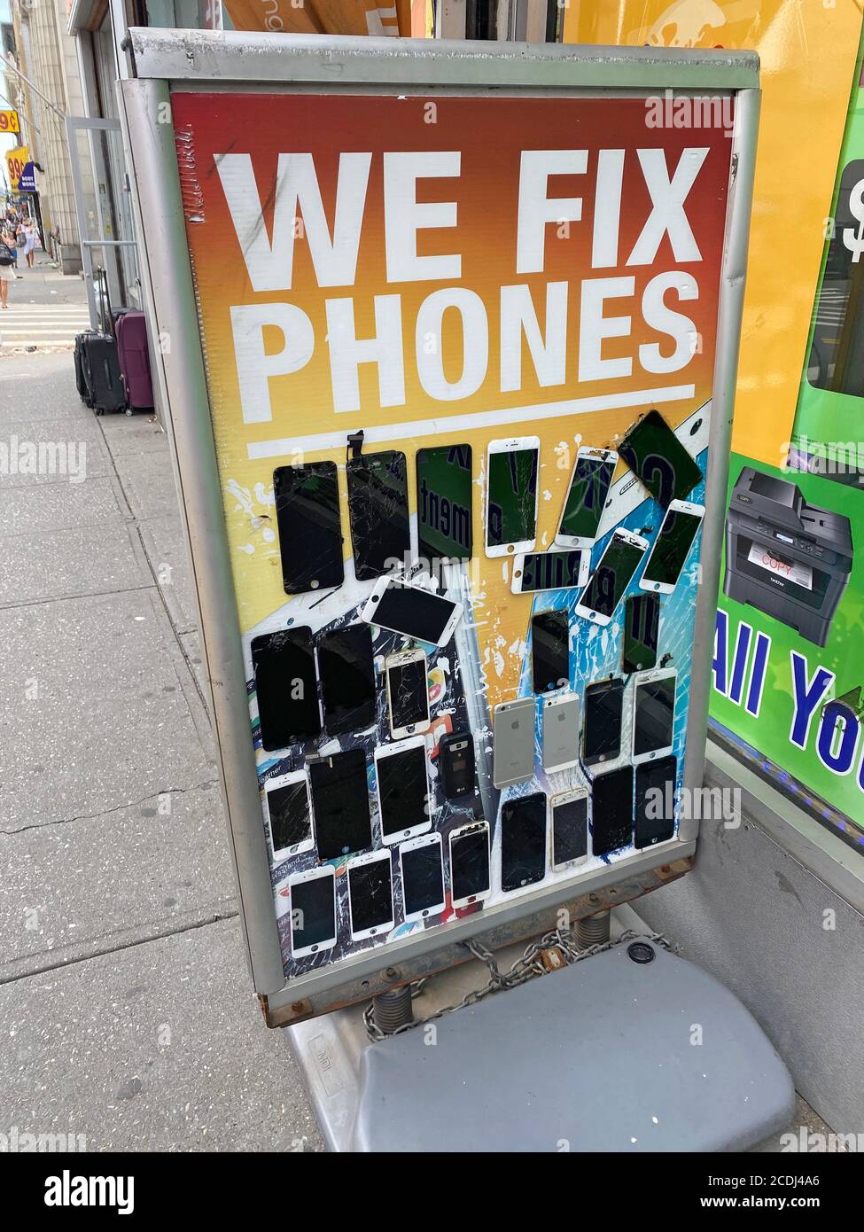 Affichage d'écrans de téléphone cellulaire fissurés et d'autres dommages à l'extérieur d'un magasin qui fixe des téléphones cellulaires une petite entreprise lucrative sur Manhattan Avenue à Brooklyn, New York. Banque D'Images