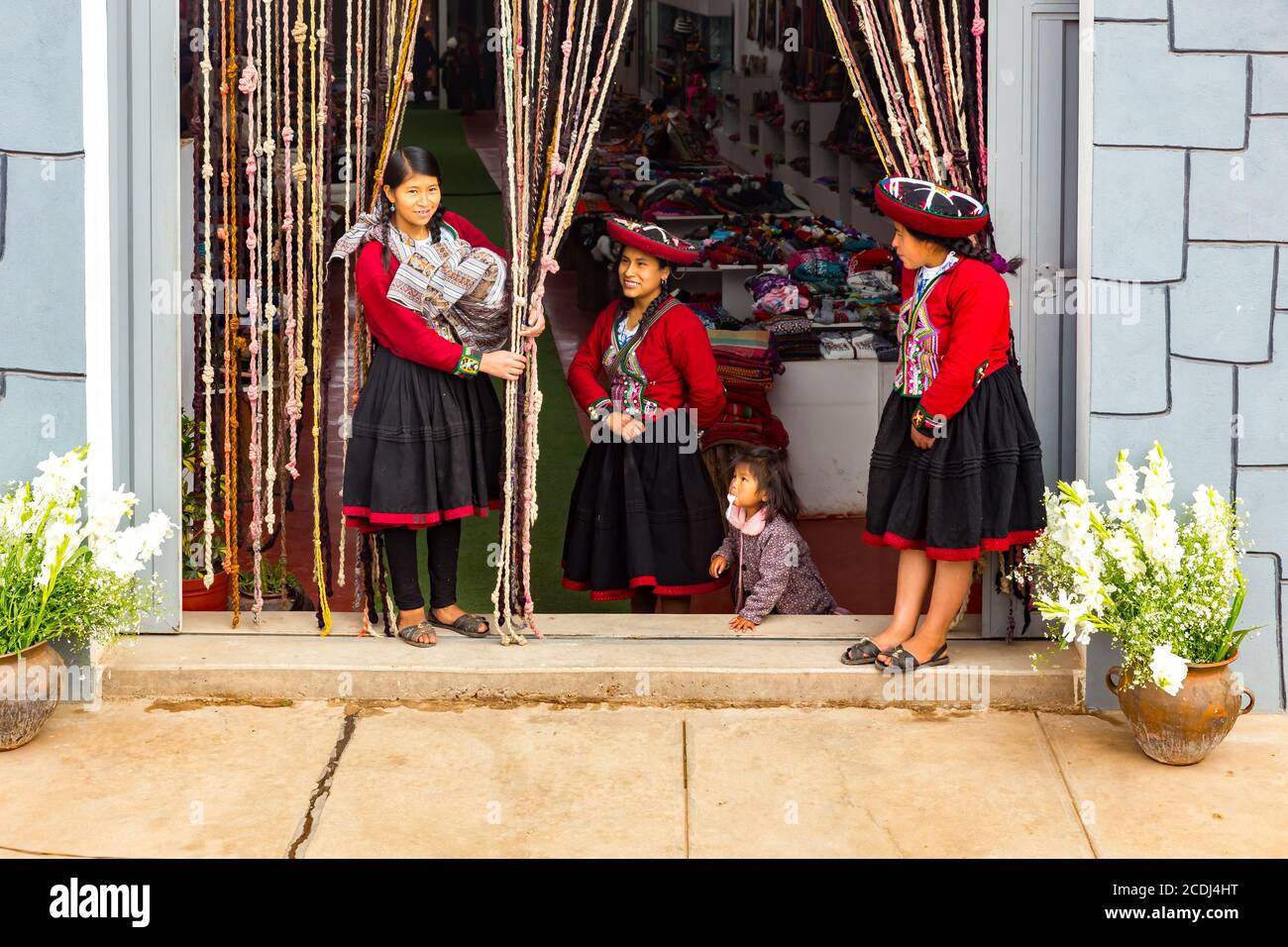 Cusco, Pérou - 05 octobre 2018 : vendeuse dans un magasin avec des produits textiles et des souvenirs faits main à Cusco, au Pérou Banque D'Images