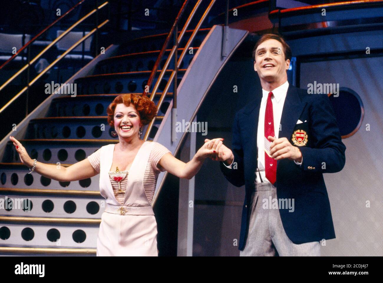 TOUT VA de la musique et des paroles: Cole porter livre original: P. G. Wodehouse & Guy Bolton nouveau livre: Timothy Crouse, John Weidman, Howard Lindsay & Russel Crouse design: Tony Walton Lighting: Paul Gallo chorégraphie: Michael Smuin réalisateur: Jerry Zaks Elaine Paige (Reno Sweeney), Howard McGillin (Billy Crocker) a Lincoln Center production / Prince Edward Theatre, Londres W1 04/07/1989 Banque D'Images