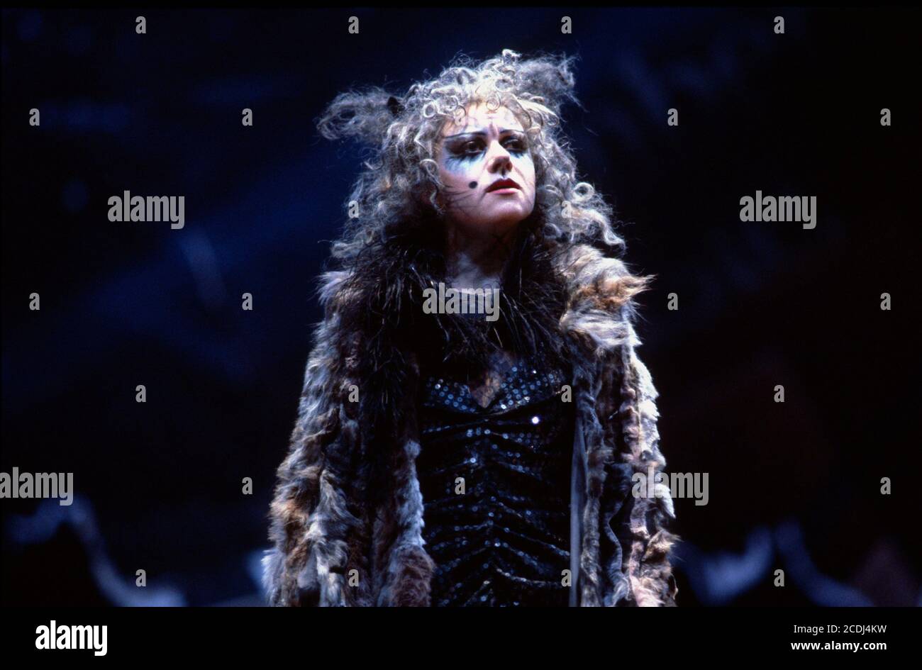 CHATS basés sur le compositeur "Old Possum's Book of Practical Cats" de T. S. Eliot: Andrew Lloyd Webber design: John Napier Lighting: David Hersey chorégraphie: Gillian Lynne réalisateur Trevor Nunn Original London CAST: Elaine Paige (Grizabella) New London Theatre, London WC2 11/05/1981 Banque D'Images