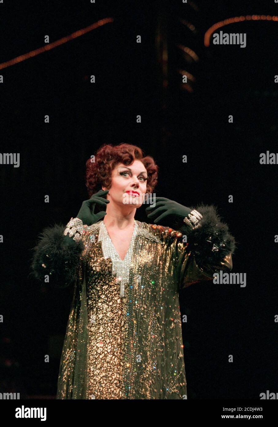 SUNSET BOULEVARD Music: Andrew Lloyd Webber livre & paroles: Don Black & Christopher Hampton set design: John Napier costumes: Anthony Powell éclairage: Andrew Bridge mise en scène musicale: Bob Avian réalisateur: Trevor Nunn Elaine Paige (Norma Desmond) Adelphi Theatre, Londres WC2 05/1995 Banque D'Images