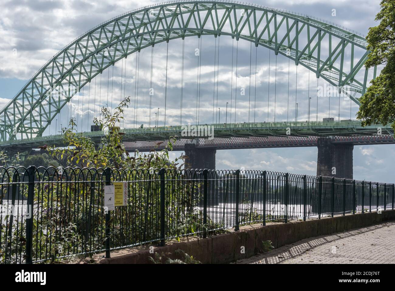 Arche de suspension en acier sur le pont Queensway au-dessus de la rivière Mersey entre Widnes et Runcorn. Banque D'Images
