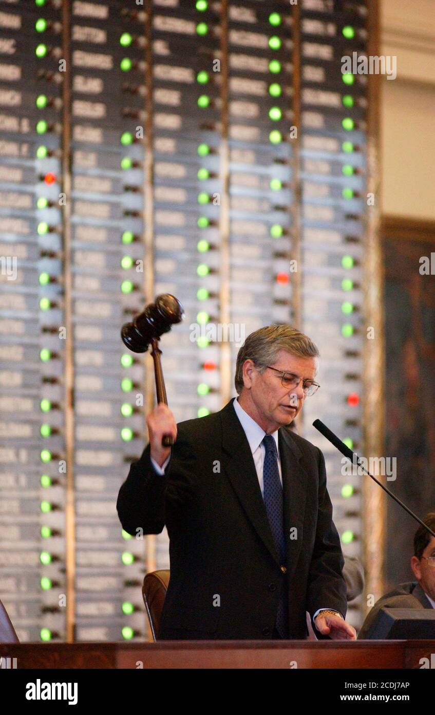 Austin, Texas le 21 juillet 2003 : le Président de la Maison du Texas, Tom Cradick (R-Midland), préside une session spéciale de la Maison du Texas qui traite de la délimitation de l'État dans de nouveaux districts du Congrès qui donneront une plus grande majorité républicaine à la Chambre des États-Unis. ©Bob Daemmrich Banque D'Images