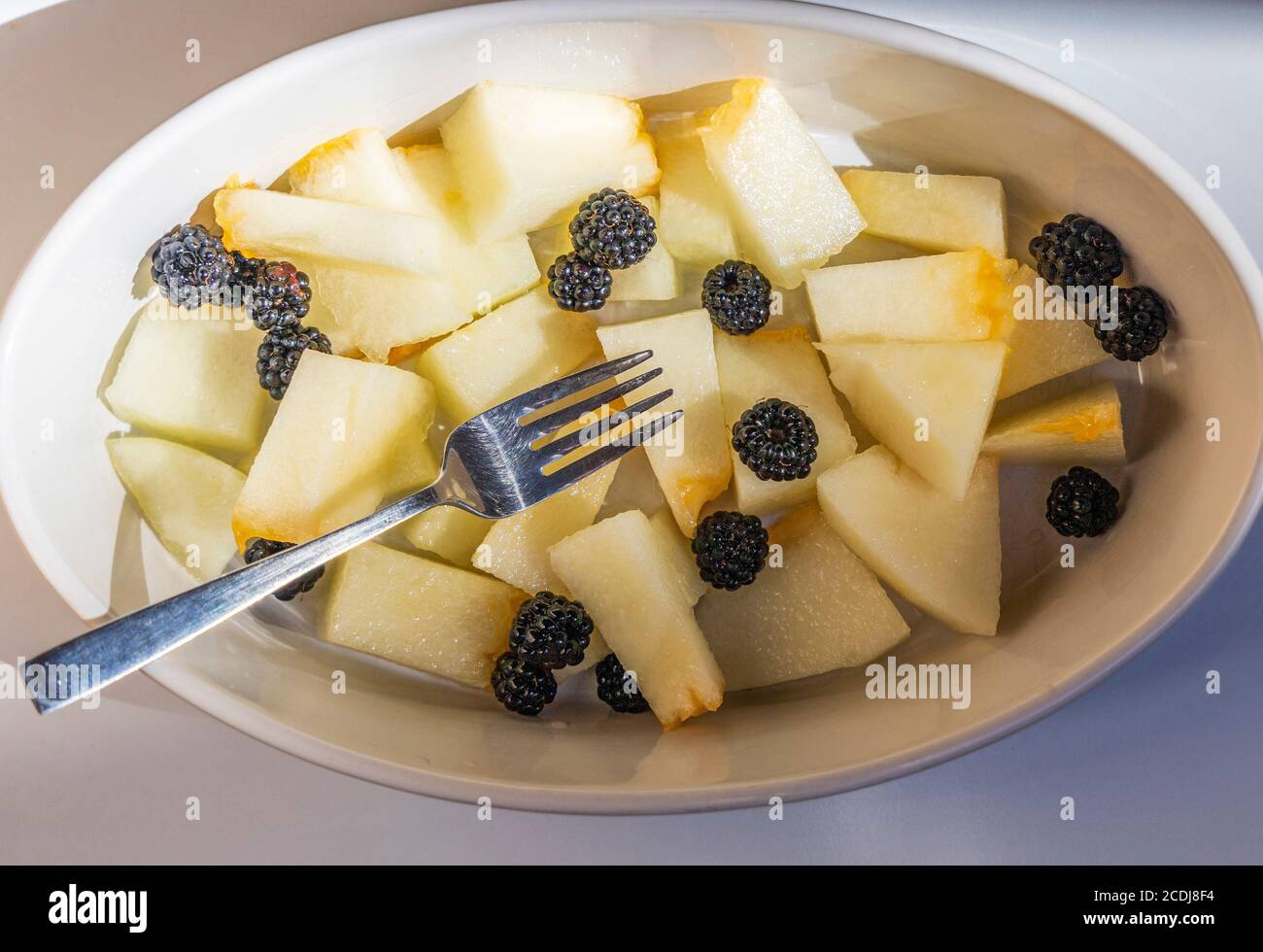 Assiette de fruits avec melon et mûres Banque D'Images