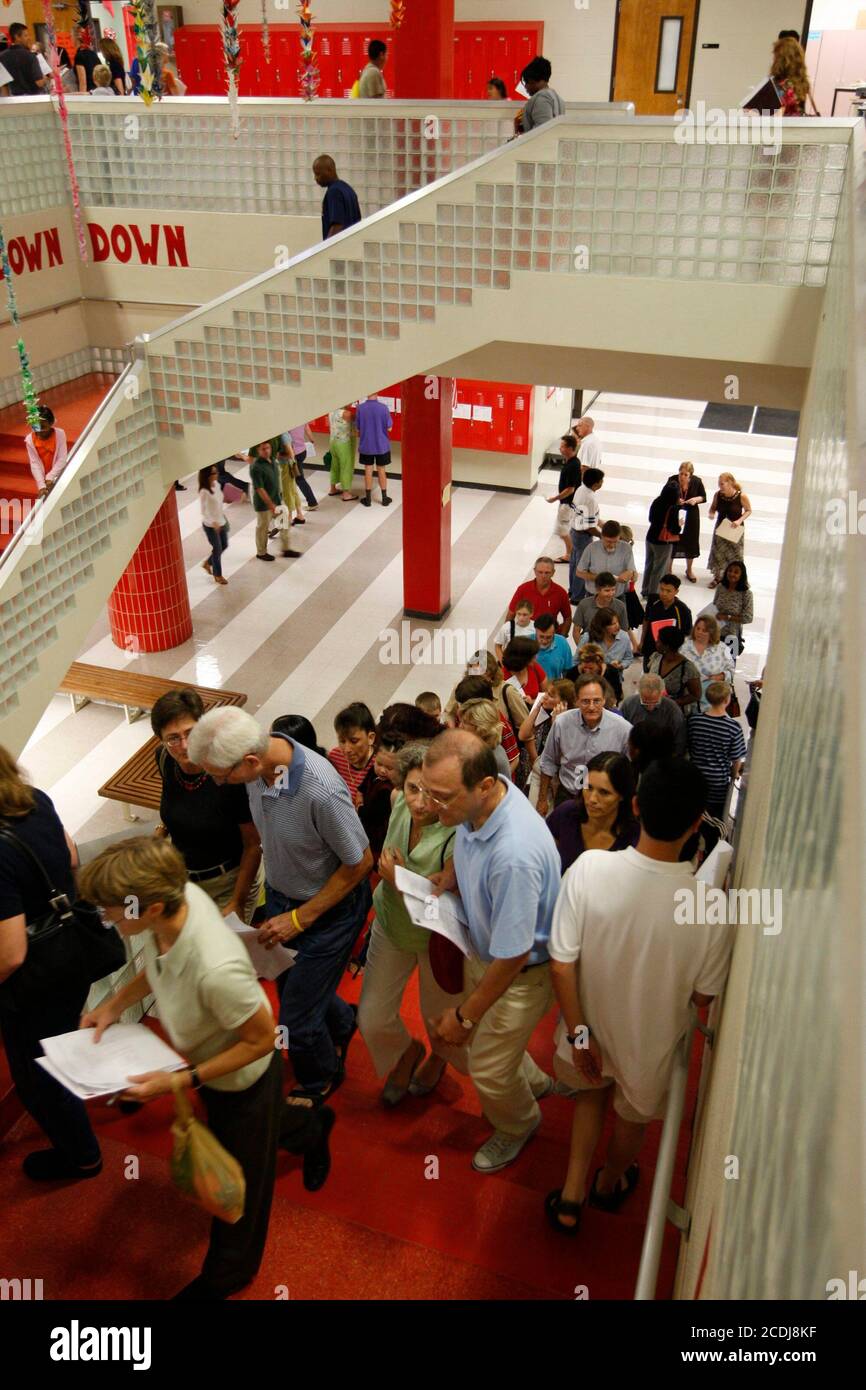 Austin, TX 5 septembre 2007 : la soirée de rentrée à l'école secondaire Kealing donne aux parents la chance de rencontrer des enseignants dans un cadre de classe. ©Bob Daemmrich Banque D'Images