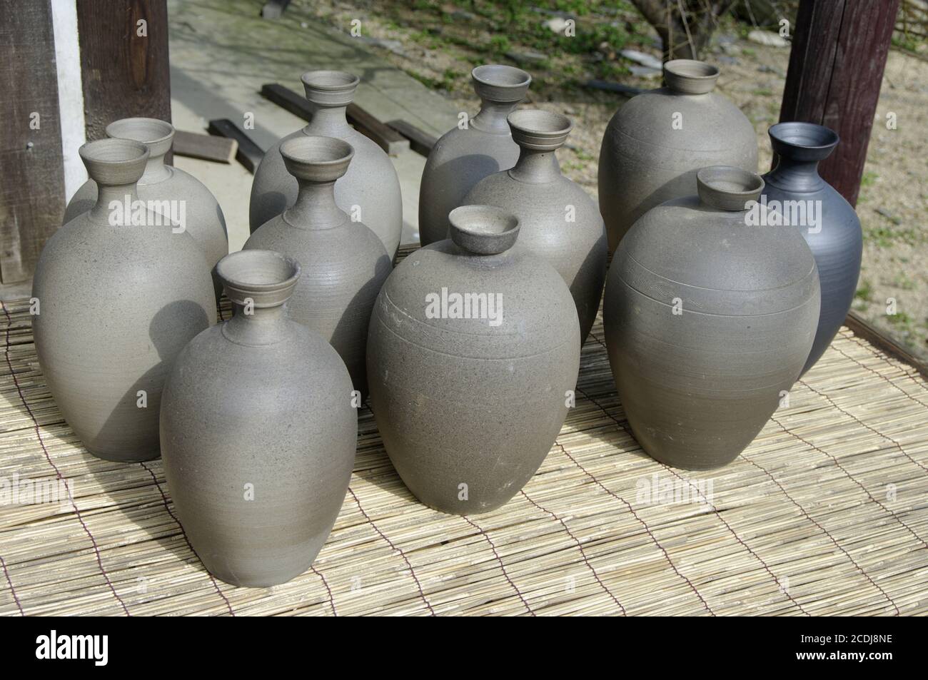 Groupe de pots et récipients en céramique à vendre. Banque D'Images