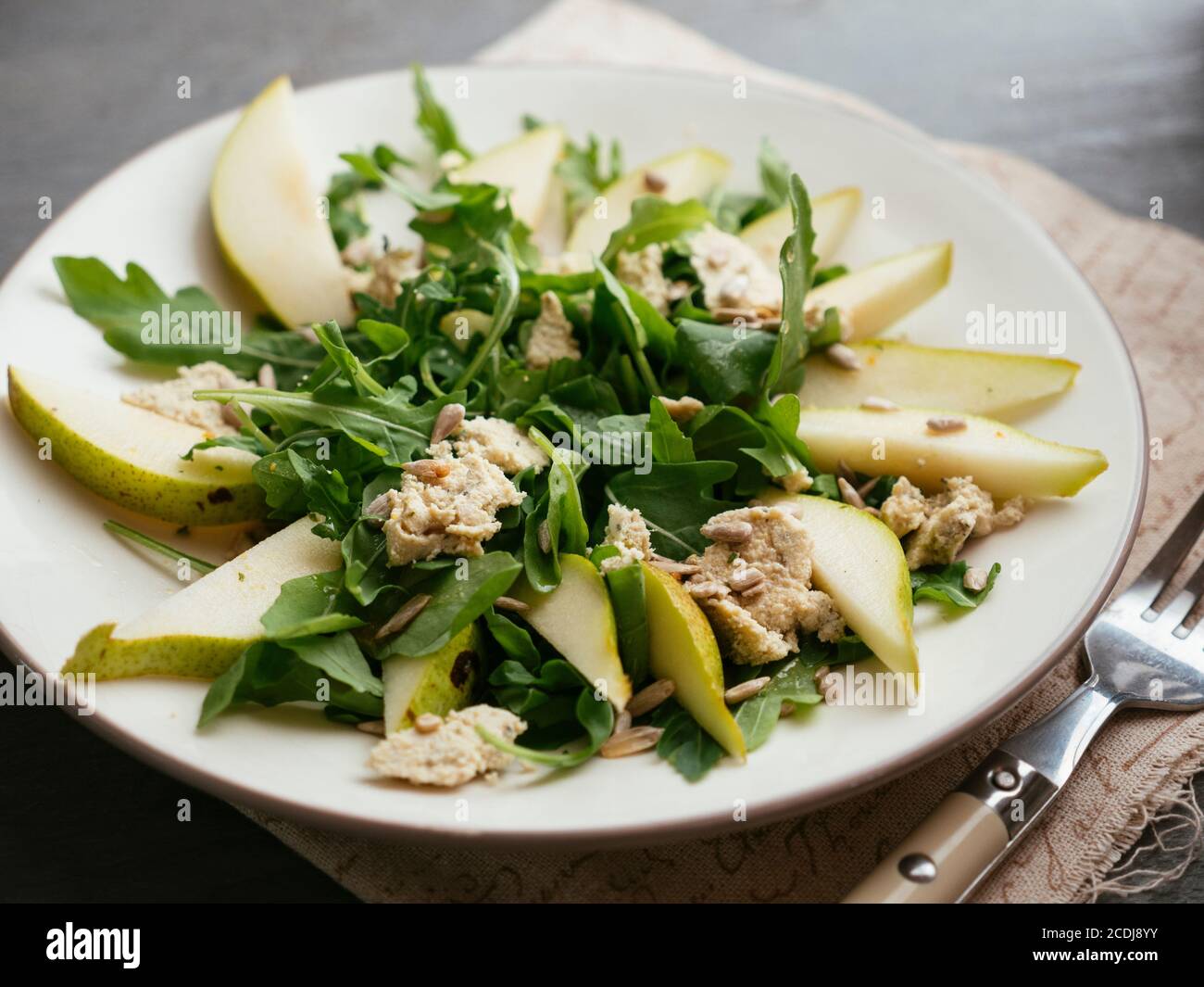 Salade de poires et d'arugula avec feta de légumes maison Banque D'Images