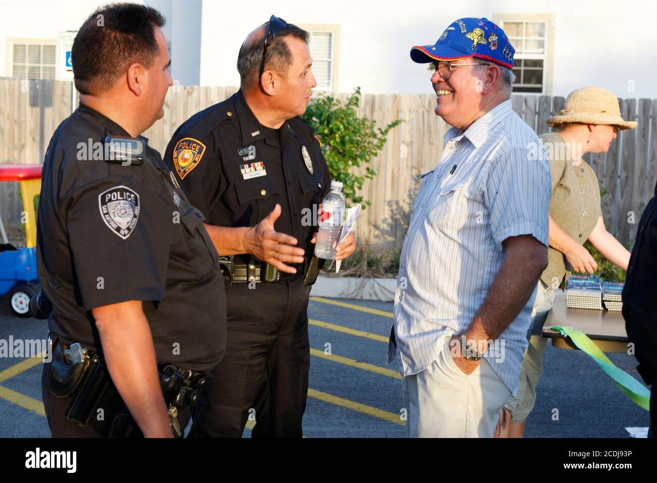 San Antonio, TX 7 août 2007 : un résident du quartier de Los Angeles Heights, à l'ouest de San Antonio, parle avec des policiers pendant National Night Out, un événement communautaire parrainé par la police qui encourage les gens à faire connaissance avec leurs voisins afin d'aider à lutter contre la criminalité. ©Bob Daemmrich Banque D'Images