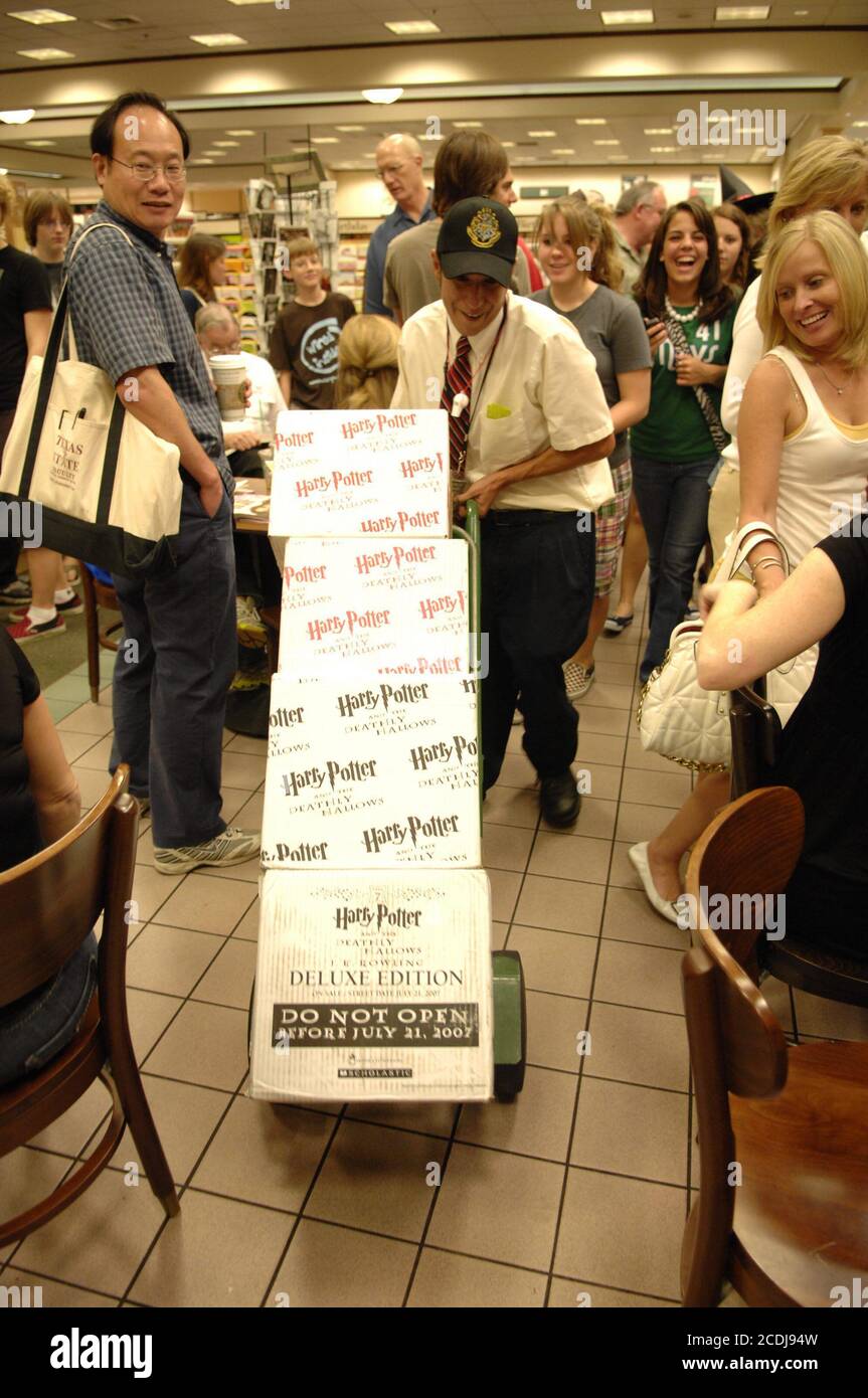 Austin, TX 21 juillet 2007 : stockez les roues des employés dans d'autres copies du livre final de la populaire série Harry Potter alors que les clients attendent dans la file d'attente pour l'acheter lors de la sortie de Barnes & Noble à minuit. ©Bob Daemmrich Banque D'Images