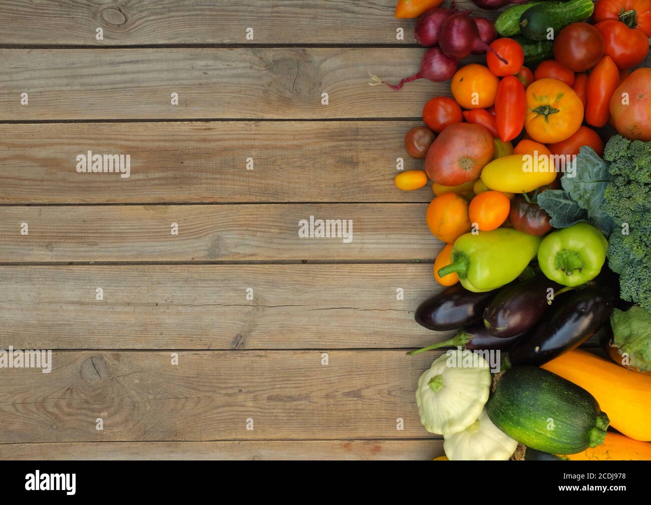 De nombreux légumes colorés et lumineux sur fond de bois. Concept de récolte et de saison d'été. Banque D'Images