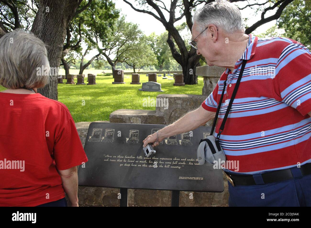 Stonewall, TX 12 juillet 2007 : un touriste regarde le marqueur montrant où les membres de la famille Johnson sont enterrés au ranch Lyndon Baines Johnson (LBJ) où Lady Bird Johnson sera enterré dimanche. L'ancienne première dame est décédée le 11 juillet à l'âge de 96 ans. ©Bob Daemmrich Banque D'Images