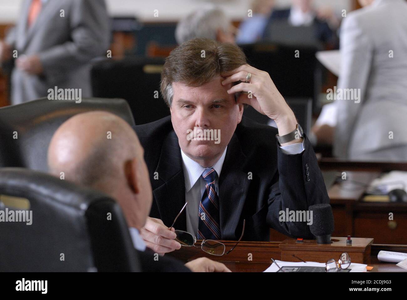 Austin, TX 26 mai 2007: Le sénateur d'origine Dan Patrick (R-Houston) écoute un collègue au cours des derniers jours de la 80e session de l'Assemblée législative du Texas. Patrick est l'un des sénateurs les plus conservateurs de la Chambre. ©Bob Daemmrich Banque D'Images