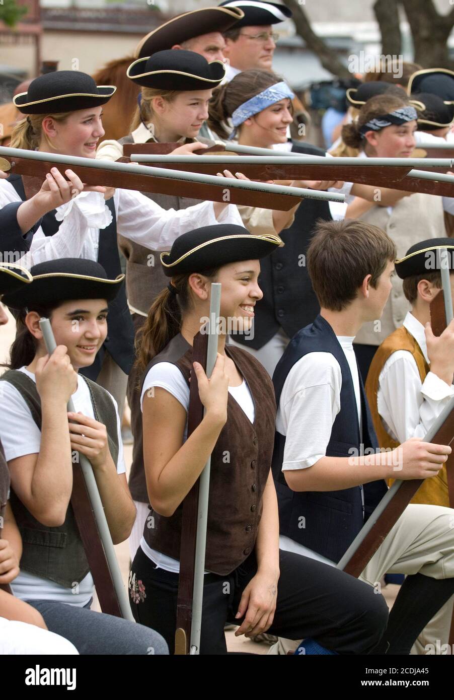 Boerne, TX 16 mai 2007 : reconstitution des événements en Amérique coloniale qui ont conduit à la révolution américaine par des élèves de huitième année d'histoire du Texas à Boerne, près de San Antonio. Les réacteurs des soldats coloniaux posent pour des photos après la bataille de Lexington et Concord. ©Bob Daemmrich Banque D'Images