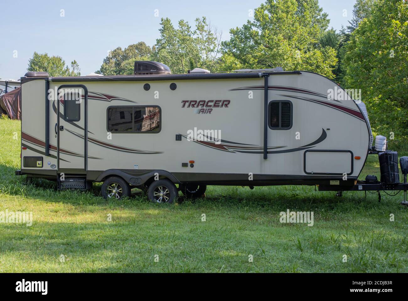 Remorques de camping stockées sur un lot dans une forêt nationale Dans le Kentucky Banque D'Images