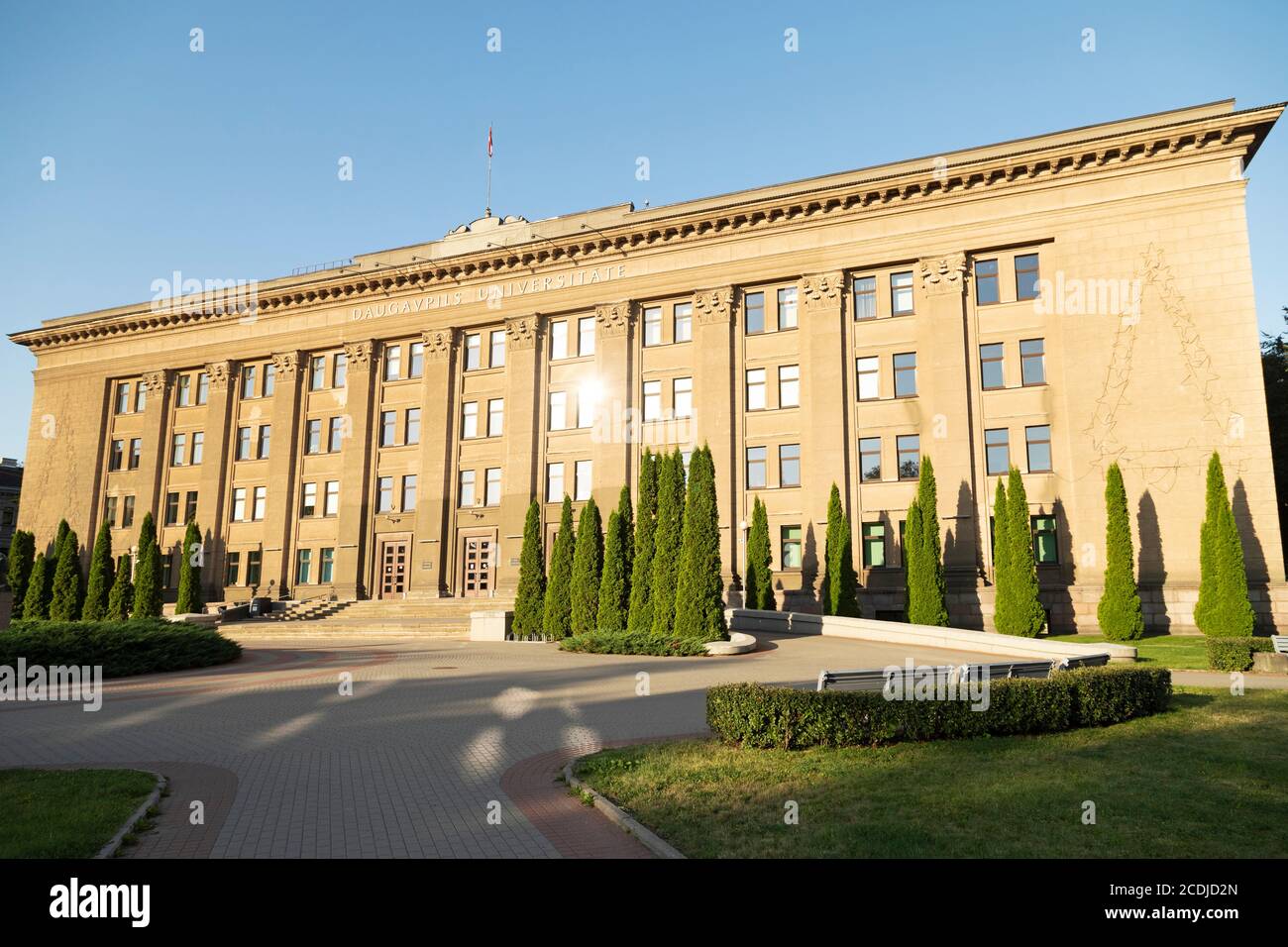 Université de Daugavpils à Daugavpils, Lettonie. Une statue de la statue de Rainis, célèbre poète letton, se trouve à l'extérieur du bâtiment de l'université. Banque D'Images