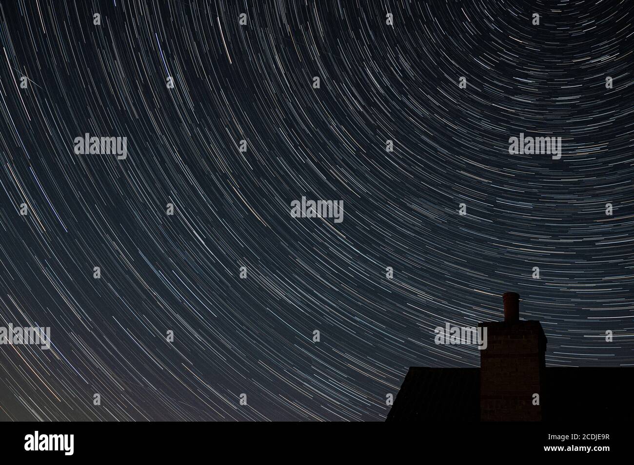 Les pistes étoiles de l'hémisphère Nord avec cheminée de construction et suivant le Grande constellation de balancier pendant la pandémie Covid-19 avec peu d'avion agir Banque D'Images