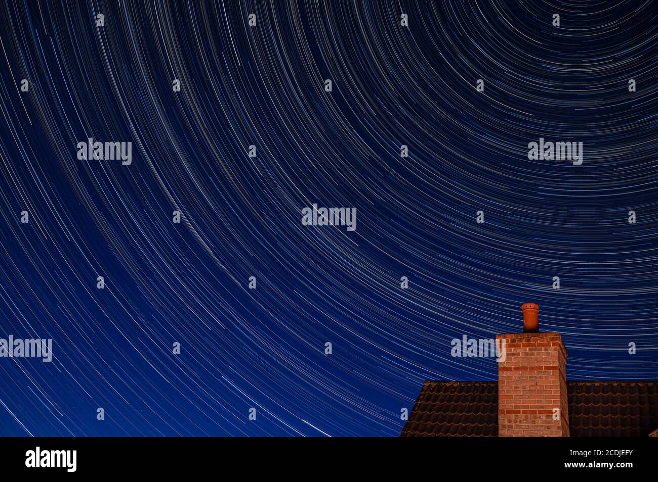 Les pistes étoiles de l'hémisphère Nord avec cheminée de construction et suivant le Grande constellation de balancier pendant la pandémie Covid-19 avec peu d'avion agir Banque D'Images