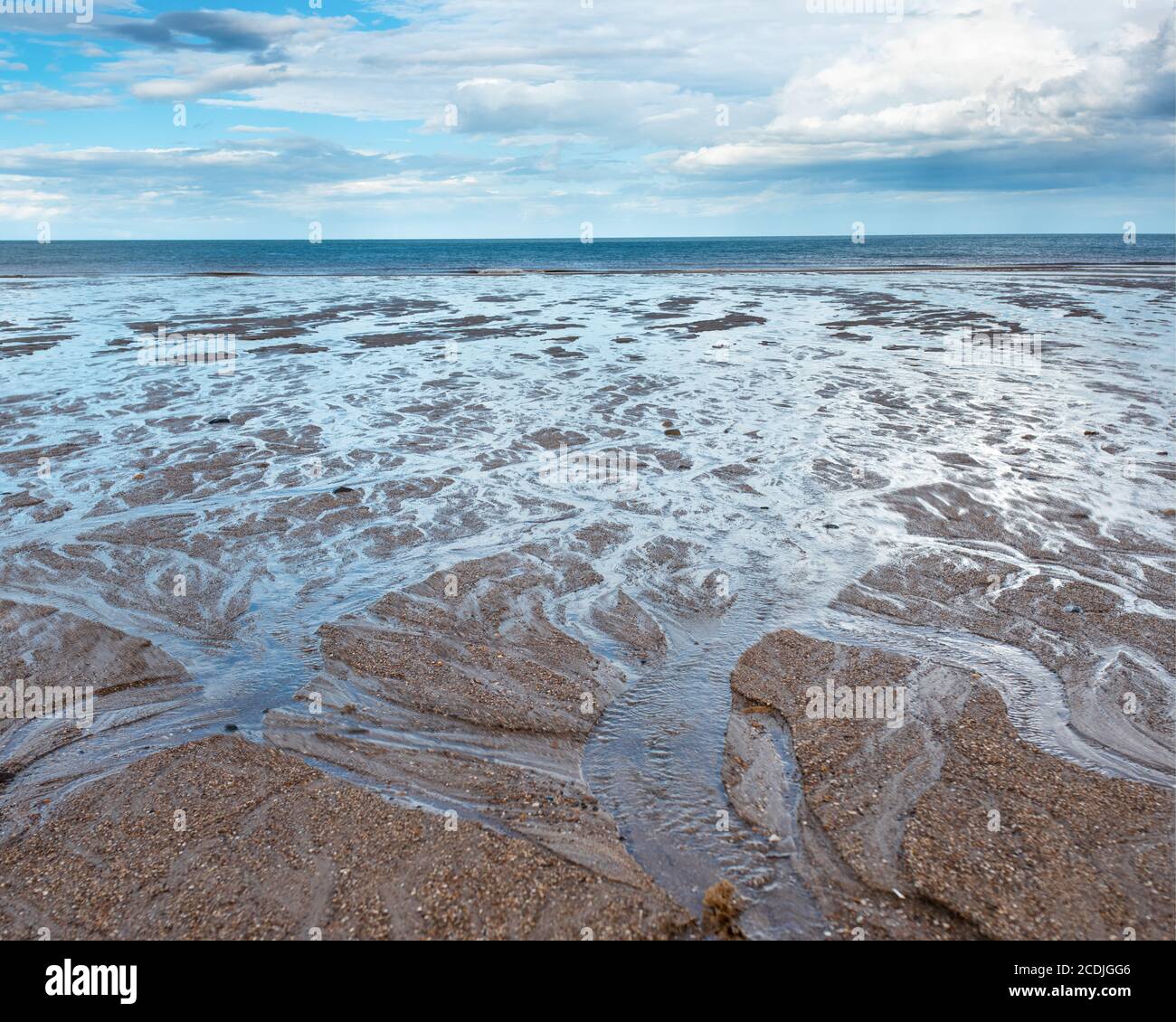 Plage de sable, mer et ciel bleu ciel nuageux en Angleterre dans la journée Banque D'Images