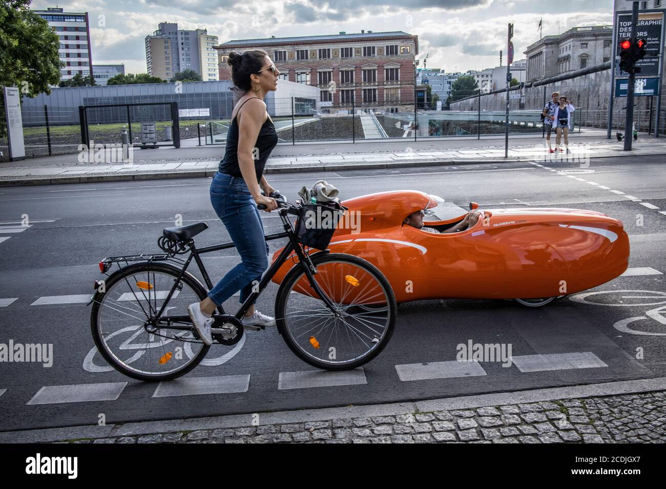 Une aerodynamique Quattro Velo machine a velo s arrete a la jonction NiederkirchnerstraBe ou se trouve l une des sections du mur de Berlin en Allemagne Photo Stock Alamy