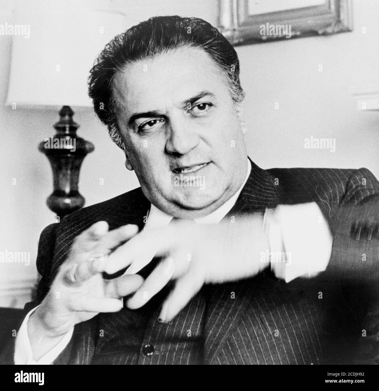Federico Fellini. Portrait du réalisateur italien Federico Fellini (1920-1993) de Walter Albertin, vers 1965 Banque D'Images