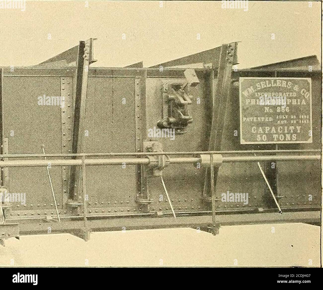 . Catalogue illustré et description générale des machines-outils améliorées pour le travail du métal . GRUE MOBILE de 50 TONNES.—Type de moteur Sikgle. Montre l'extrémité du pont avec le moteur et la machine en fonctionnement en place. Les Poweris transmis au chariot par des arbres carrés soutenus dans nos roulements à billes brevetés, les roues de pont à bandage en acier ont un diamètre de 37. Cage suspendue pour opérateurnon illustrée. Plaque n° 246. Banque D'Images