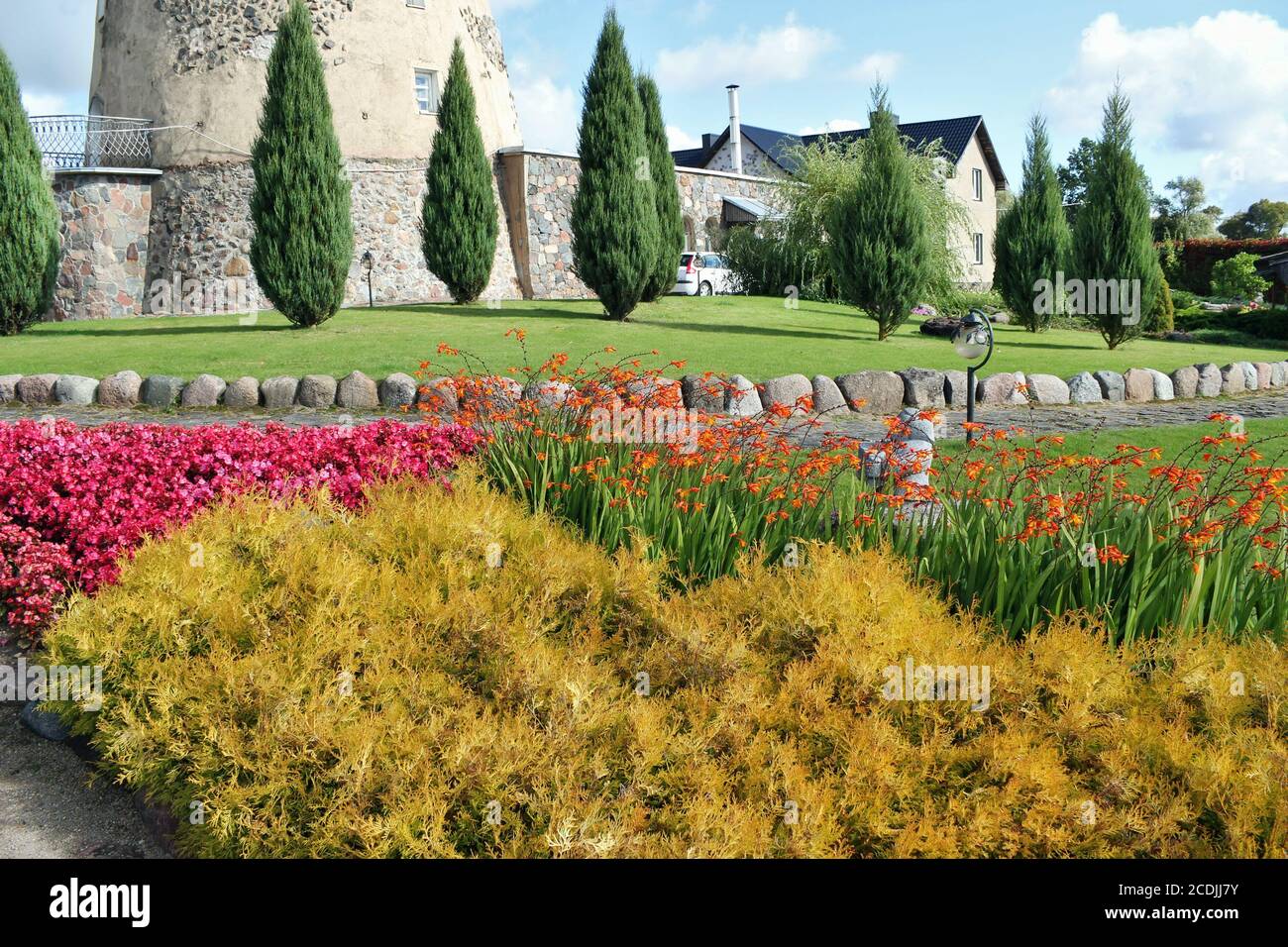 Fleurs près du vieux château Banque D'Images