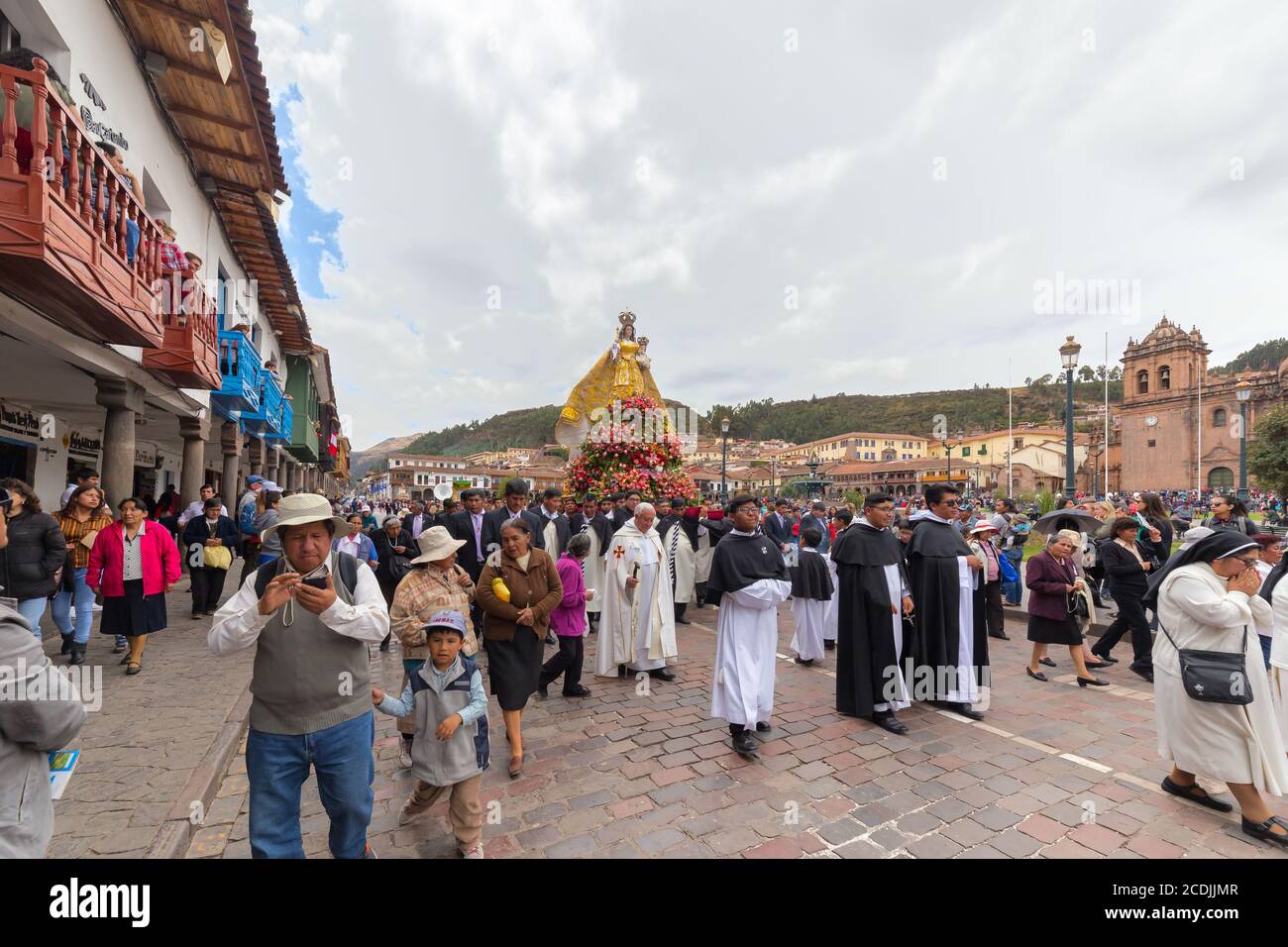 Cusco, Pérou - 08 octobre 2018: Les gens prennent part au défilé religieux de la Vierge du Rosaire et marchent dans le centre historique de Cusco en tradi Banque D'Images