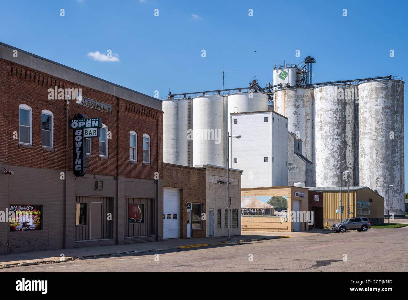 Bâtiments et silo à céréales sur la rue principale de Rock Rapids Banque D'Images