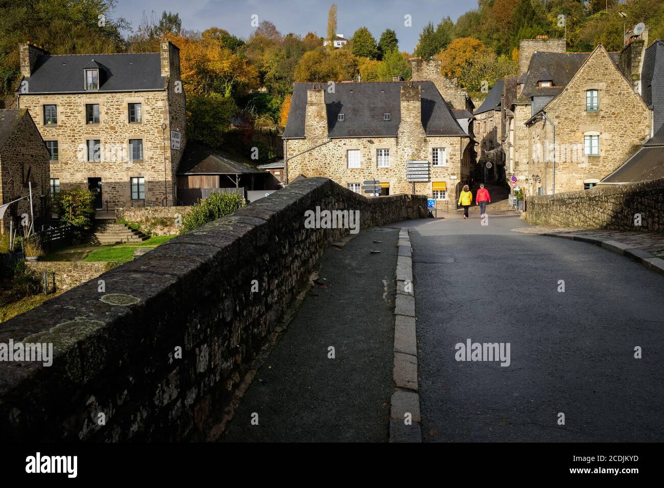 La vieille ville bretonne de Dinan avec des rues pavées et des buidings en pierre se trouve sur une colline au-dessus de la rivière Rance, Dinan, Bretagne, France. Banque D'Images