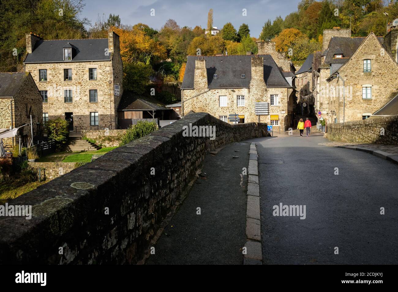 La vieille ville bretonne de Dinan avec des rues pavées et des buidings en pierre se trouve sur une colline au-dessus de la rivière Rance, Dinan, Bretagne, France. Banque D'Images