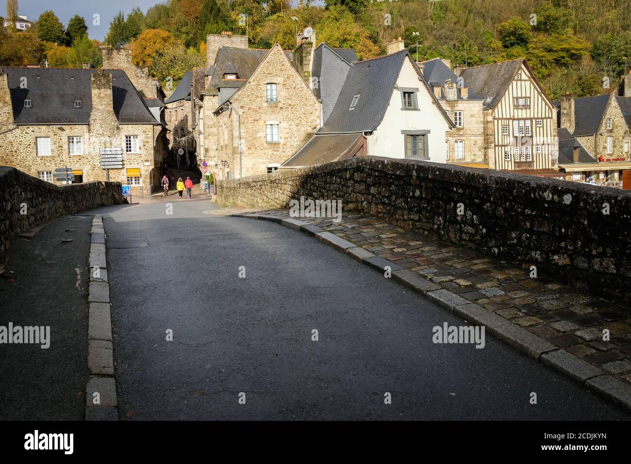 La vieille ville bretonne de Dinan avec des rues pavées et des buidings en pierre se trouve sur une colline au-dessus de la rivière Rance, Dinan, Bretagne, France. Banque D'Images