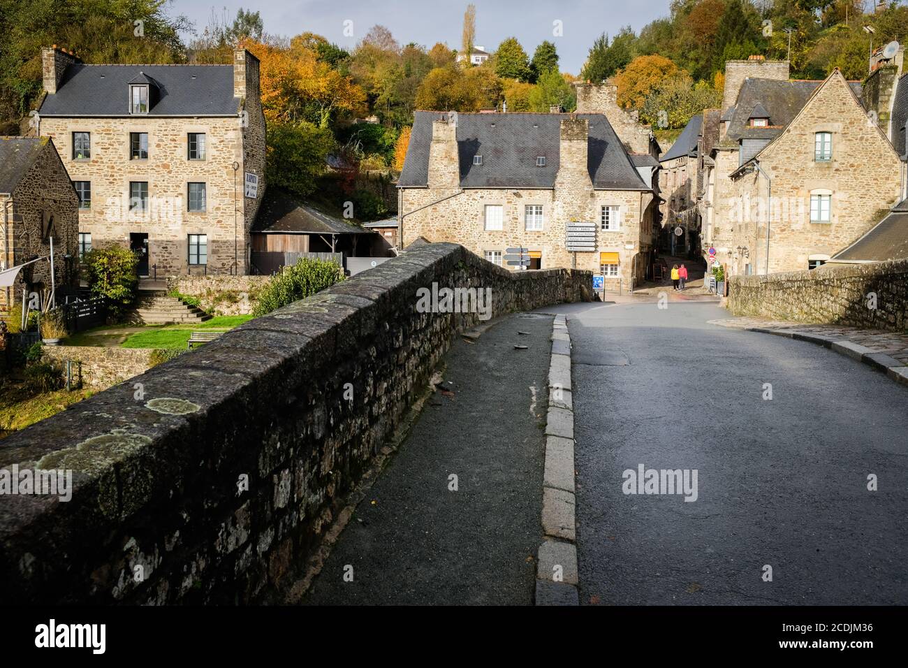La vieille ville bretonne de Dinan avec des rues pavées et des buidings en pierre se trouve sur une colline au-dessus de la rivière Rance, Dinan, Bretagne, France. Banque D'Images