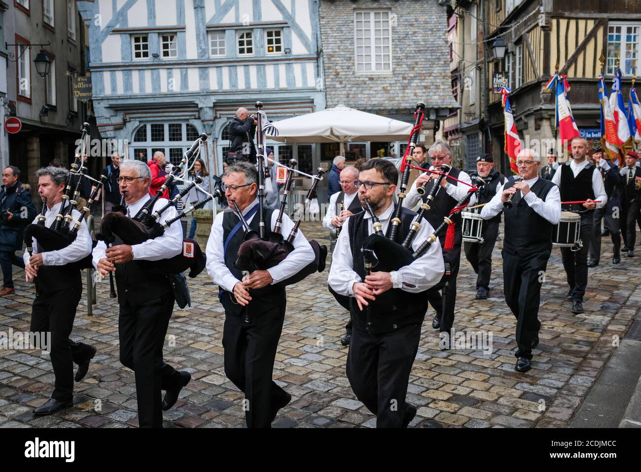 Célébration et parade du jour d'Armistice à Dinan, Bretagne, France. Banque D'Images