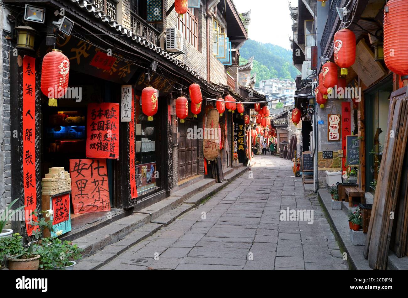 Fenghuang, Chine - 15 mai 2017 : la décoration des lampions rouges dans les rues de la ville antique de Fenghuang (ville ancienne de Phoenix). Banque D'Images