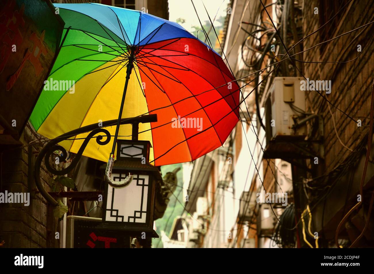 Fenghuang, Chine - 15 mai 2017 : la décoration d'un parapluie arc-en-ciel dans les rues de la vieille ville de Fenghuang (ville ancienne de Phoenix). Banque D'Images