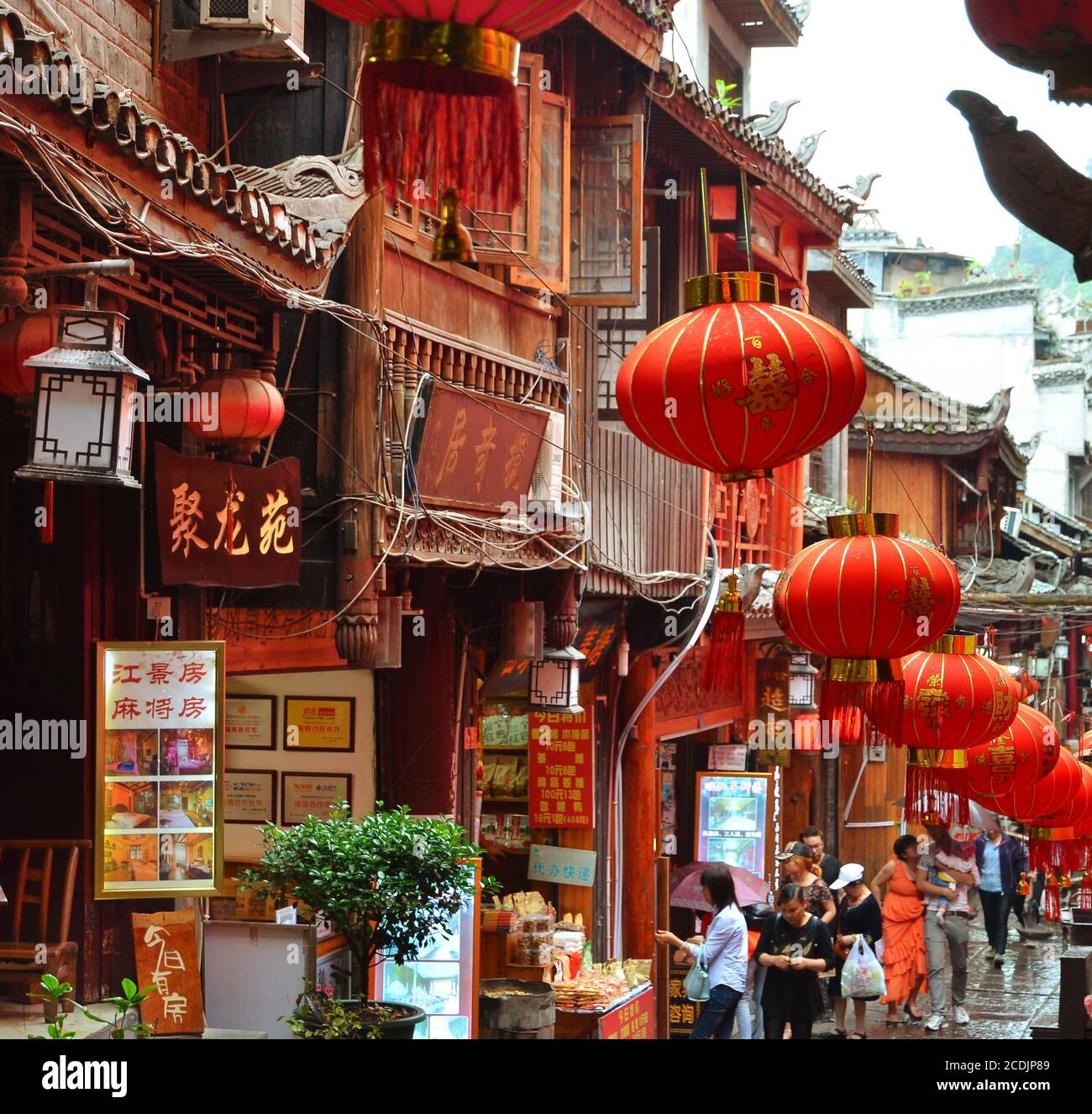 Fenghuang, Chine - 15 mai 2017 : personnes marchant dans la rue dans la ville de Phoenix Fenghuang Banque D'Images