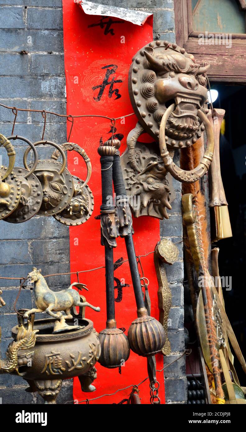 PINGYAO, CHINE - 7 mai 2017 - souvenirs et décorations en métal ancien de Chine sur le marché de Pingyao Banque D'Images