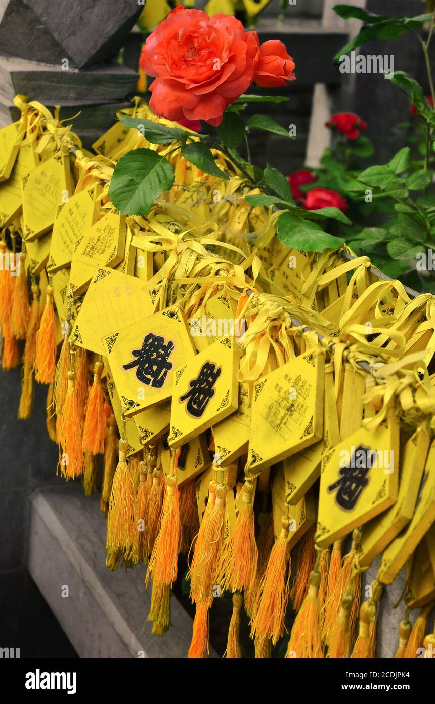 Comprimés de souhaits jaunes chinois Banque D'Images