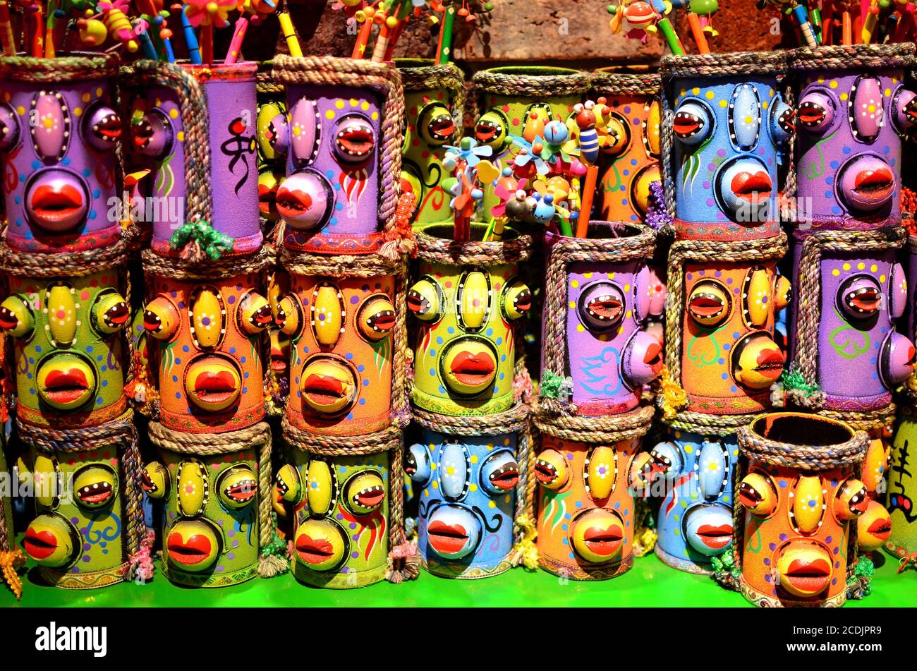 PINGYAO, CHINE - 7 mai 2017 - mur de mugs souvenirs et décoration sur le marché Banque D'Images