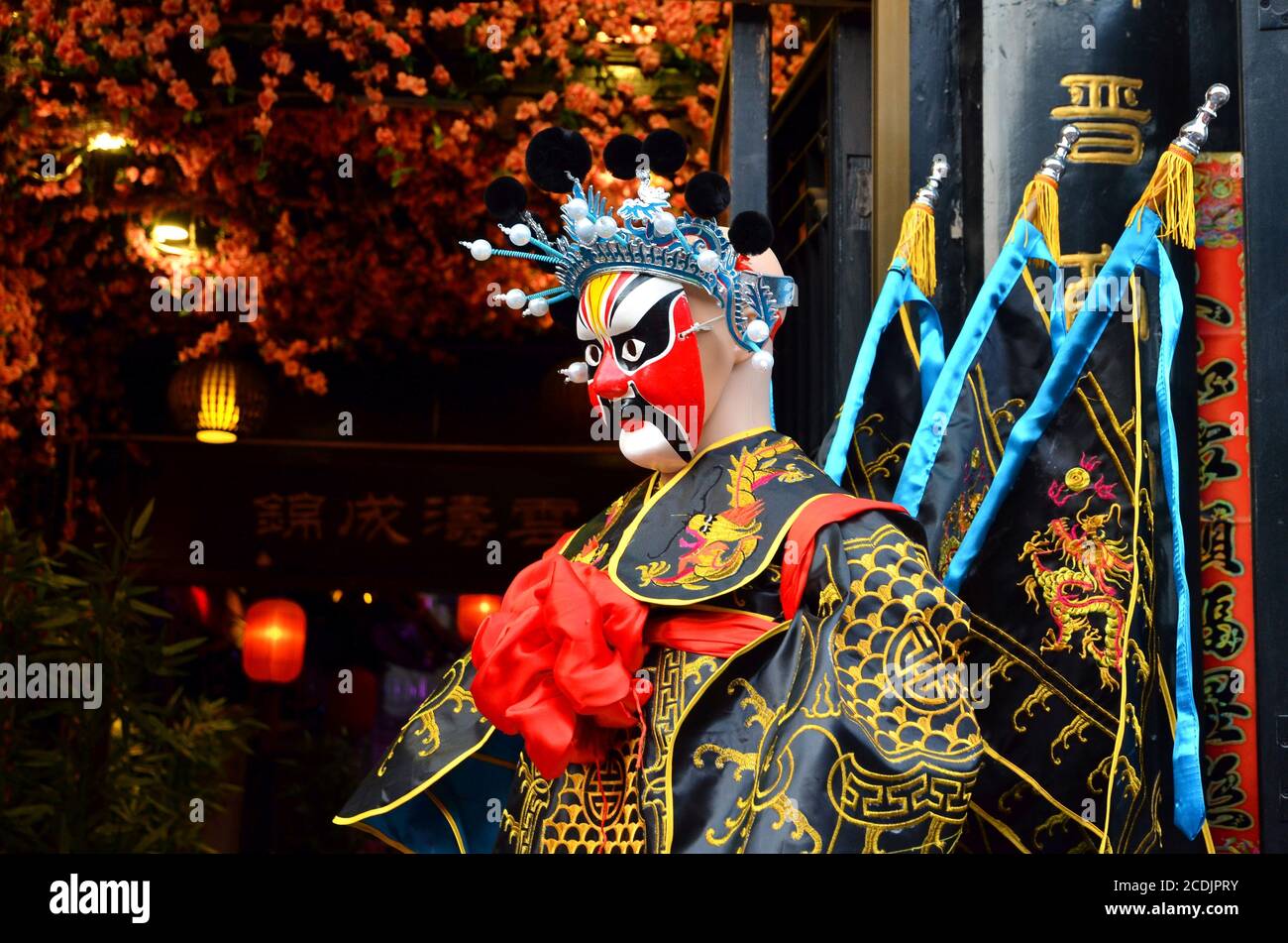 Un costiume d'opéra chinois se produit devant la porte de teatre Banque D'Images