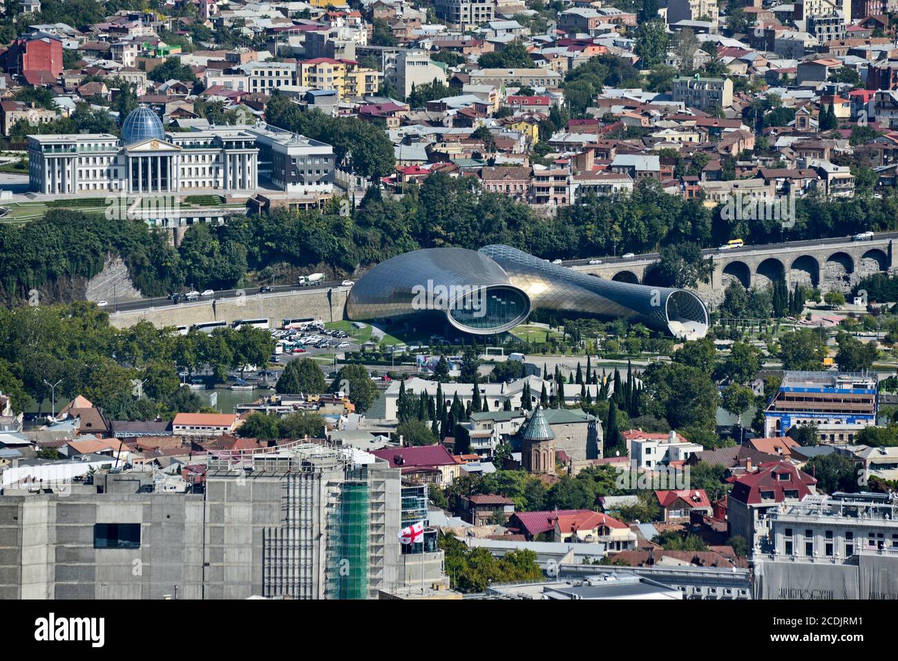 Vue panoramique de Tbilissi depuis le mont Mtatsminda : théâtre musical et centre d'exposition, parc Rike, palais présidentiel. République de Géorgie. Banque D'Images