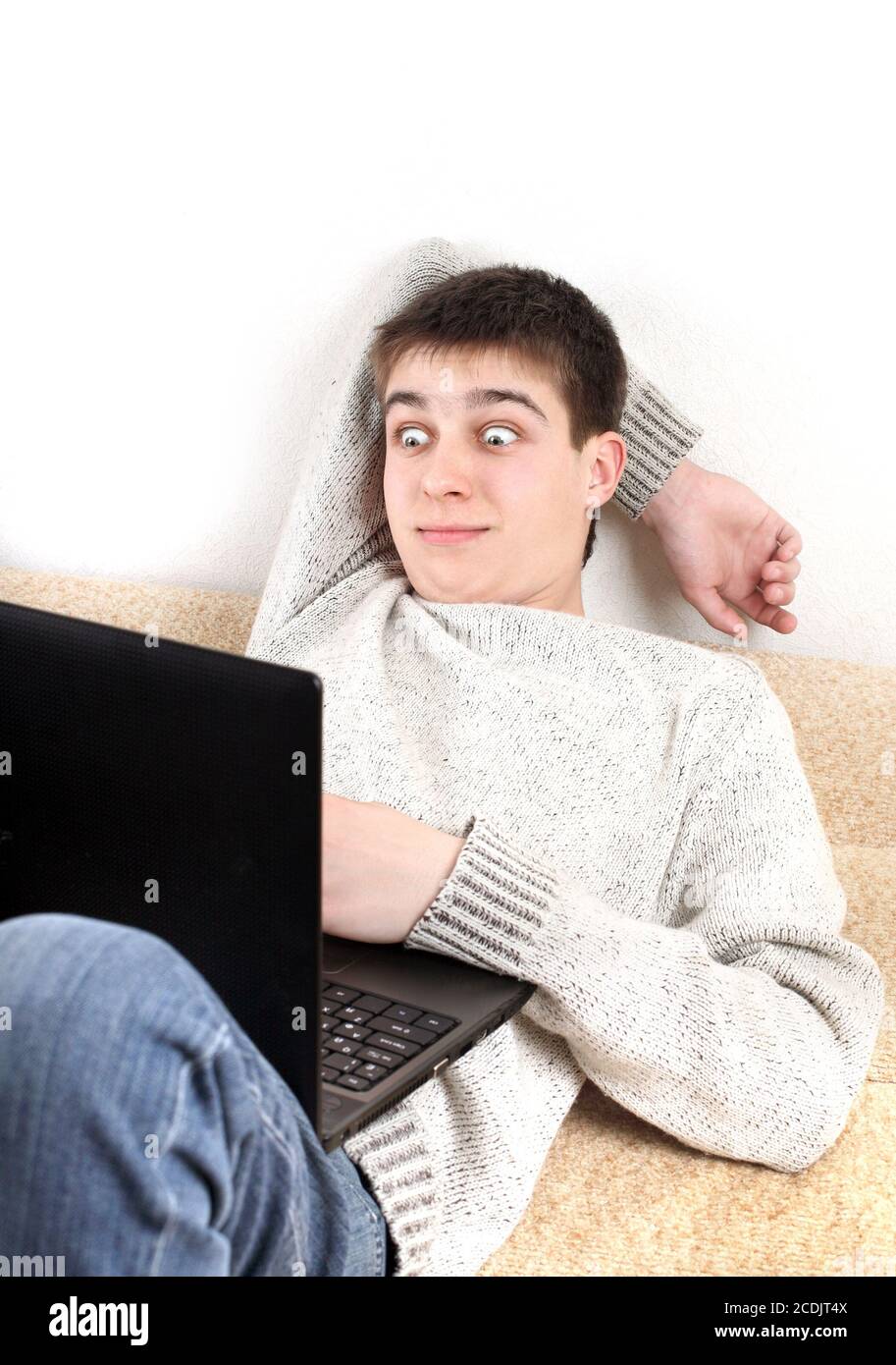 Adolescent surpris avec un ordinateur portable Banque D'Images