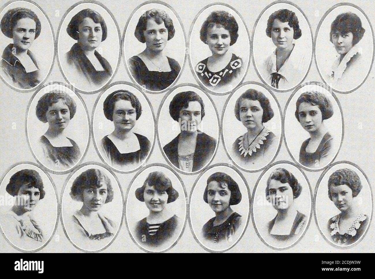 . Syllabus . M:ji^ Discours ^ Omega Upsilon fondée à l'École d'Oratoire de Cumnock en 1904ALPHA membres de CHAPTERHONARY Mme Isabel Garghill BeecherMargaret R. LightbodyEvelyn Bargett Mme Julia Farrell Whely Nina B. Lamkin Mme Elsie Piper WesiSORORES DANS FACULTATEMISTS Leightsel Boiss Lizelgo Dordrotezin Martell Dorda Nichorder Milderotsiel Lizhila Lizelman Juniors noirs Muriel SpelliseyHarriet JohnstonMaudine PowellAnnah Joe Pendleton Helen CollierGeneviève GatesHelen McIntyre Olive Bowles Post-GraduateNorma Hafemeister quatre ans Banque D'Images