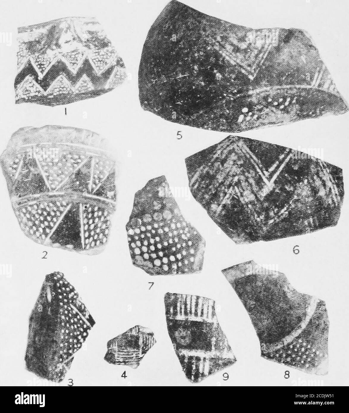 . Le palais de Minos : un compte-rendu comparatif des étapes successives de la civilisation crétoise ancienne comme illustré par les découvertes de Knossos . Figure 124. Votive ClaySheep-Bell, M.M. IWell, Knossos (^). Voir p. 183.Voir Mackenzie, la poterie de Knossos, J. H. S., xxiii (1903), p. 167, fig. i. ^ Dr. Hatzidakis, TvXlo-o-os MivtotK^, p. 229, a suggéré qu'ils étaient des robes votives, mais InsempentCeramicPoly-chromy. Cette théorie n'explique pas les perforations.pas souvent ils sont doubles, et en onecase une tête de taureaux apparaît entre les cloches. Voir aussi, Ma.ckenzie,Mtdd/e Minoan Potteryof K. Banque D'Images