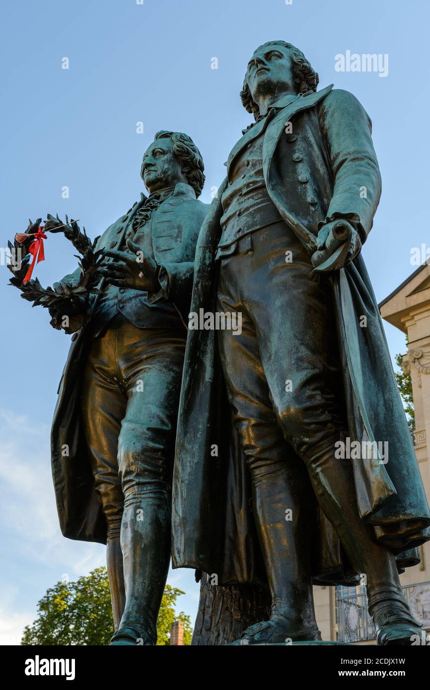 Weimar, Thuringe, Allemagne : monument des célèbres écrivains Goethe et Schiller devant le Théâtre national allemand Banque D'Images