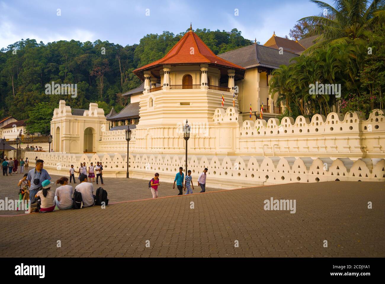 KANDI, SRI LANKA - 16 MARS 2015 : soirée au Temple de la Rélique des dents (Sri Dalada Maligawa) Banque D'Images