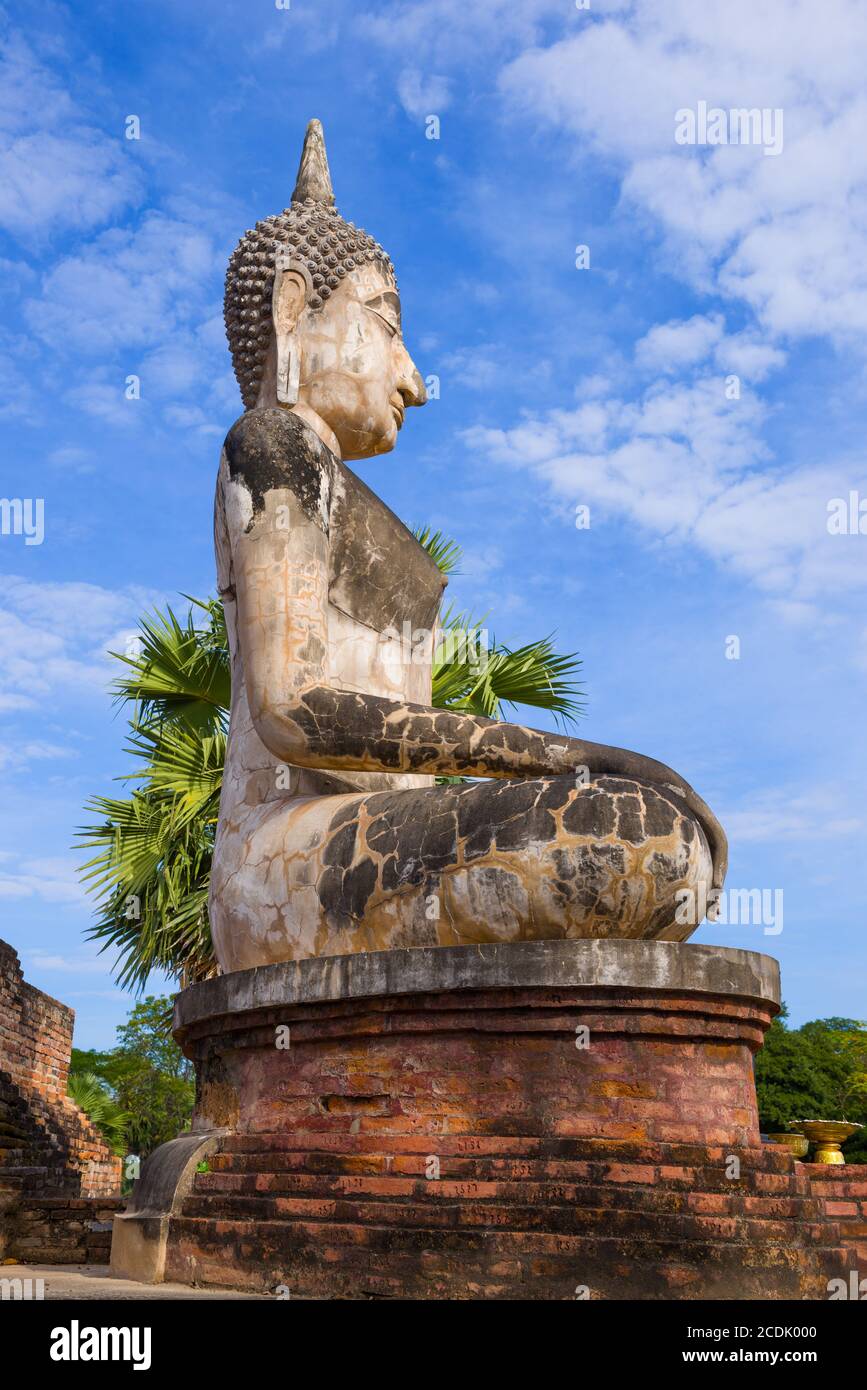 Grande sculpture ancienne d'un Bouddha assis sur les ruines du temple bouddhiste de Wat Mae Chon. Vue de profil. Sukhothai, Thaïlande Banque D'Images