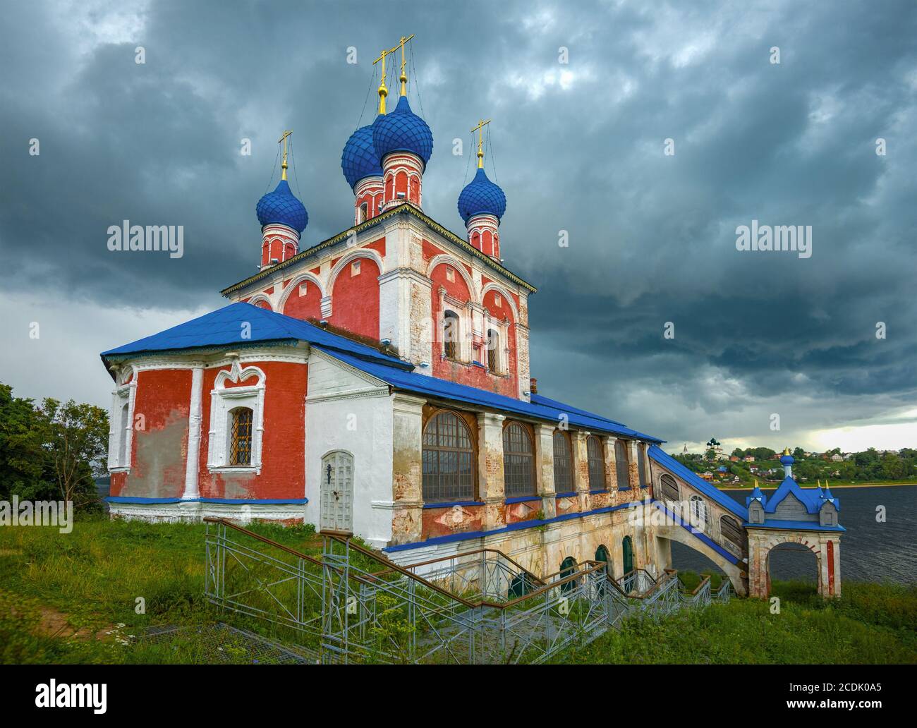 L'ancienne église de l'icône de la mère de Dieu Kazanskaya sous le ciel d'orage. Tutaev, Russie Banque D'Images